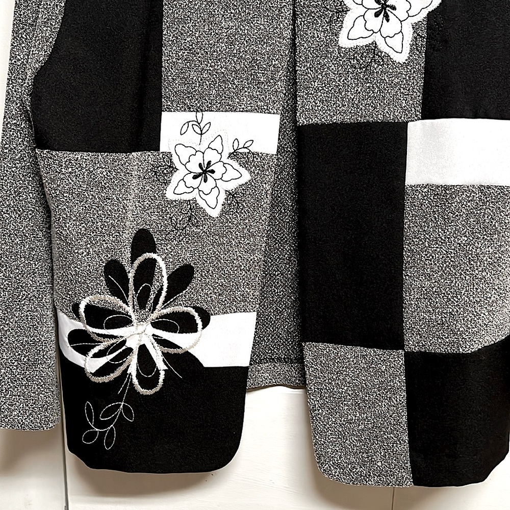 Anthony Richard’s Gray Black White Floral Open Textured Blazer Size 16P - Picture 3 of 8